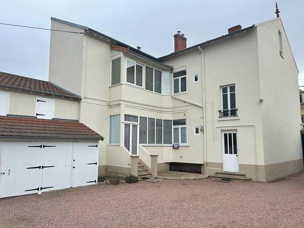 IMMEUBLE RIORGES  AVEC GARAGES ET COUR