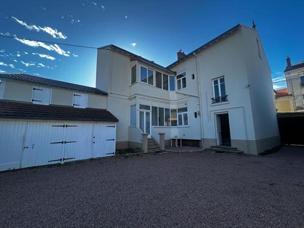 IMMEUBLE RIORGES  AVEC GARAGES ET COUR