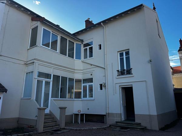 IMMEUBLE RIORGES  AVEC GARAGES ET COUR