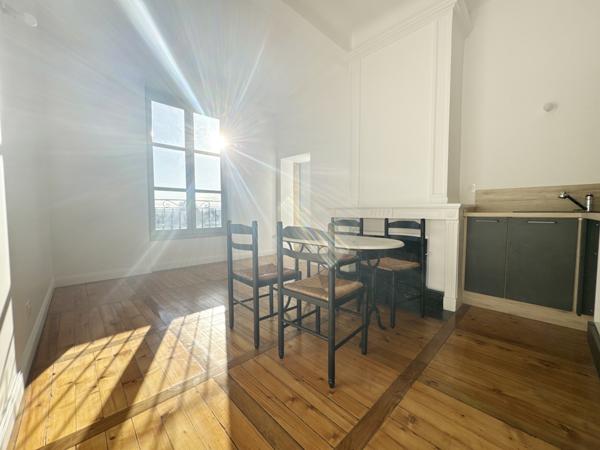 Trévoux (01600) À vendre : T2 bis avec cachet unique au cœur historique de Trévoux