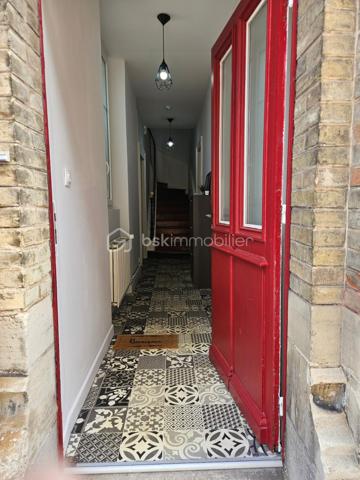 Duplex de charme – L’esprit d’une maison, les avantages d’un appartement !
Vous recherchez un bien avec du cachet, de beaux volumes et de faibles charges ? Ce charmant duplex saura vous séduire dès la première visite.
Accessible par une entrée indépendante en rez-de-chaussée, il offre une agréable sensation de maison de ville. Ce niveau se compose d’une entrée, d’un espace de vie convivial d’environ 30m2, composé d’un séjour ouvert sur le salon. Une grande cuisine indépendante et un premier WC avec lave-mains complètent le rez-de-chaussée.
À l’étage, l’espace nuit se compose de deux belles chambres lumineuses, d’environ 14 & 15 m2,  une salle de bains, un second WC et un petit bureau.
Les atouts qui font la différence :
Entrée totalement indépendante
Cave de 50 m² offrant un vaste espace de stockage, accessible également depuis l’extérieur 
Place de stationnement privative
Petite copropriété avec faibles charges : seulement 450 € par an
Chauffage individuel au gaz pour une parfaite maîtrise de votre budget
Situé à proximité des commerces, écoles, transports et services, ce bien réunit confort de vie, praticité et charme de l’ancien.
Contactez-moi dès aujourd’hui pour échanger sur votre projet immobilier et organiser une visite. Un bien coup de cœur qui mérite d’être découvert !