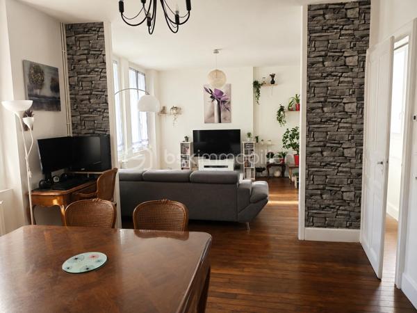 Duplex de charme – L’esprit d’une maison, les avantages d’un appartement !
Vous recherchez un bien avec du cachet, de beaux volumes et de faibles charges ? Ce charmant duplex saura vous séduire dès la première visite.
Accessible par une entrée indépendante en rez-de-chaussée, il offre une agréable sensation de maison de ville. Ce niveau se compose d’une entrée, d’un espace de vie convivial d’environ 30m2, composé d’un séjour ouvert sur le salon. Une grande cuisine indépendante et un premier WC avec lave-mains complètent le rez-de-chaussée.
À l’étage, l’espace nuit se compose de deux belles chambres lumineuses, d’environ 14 & 15 m2,  une salle de bains, un second WC et un petit bureau.
Les atouts qui font la différence :
Entrée totalement indépendante
Cave de 50 m² offrant un vaste espace de stockage, accessible également depuis l’extérieur 
Place de stationnement privative
Petite copropriété avec faibles charges : seulement 450 € par an
Chauffage individuel au gaz pour une parfaite maîtrise de votre budget
Situé à proximité des commerces, écoles, transports et services, ce bien réunit confort de vie, praticité et charme de l’ancien.
Contactez-moi dès aujourd’hui pour échanger sur votre projet immobilier et organiser une visite. Un bien coup de cœur qui mérite d’être découvert !