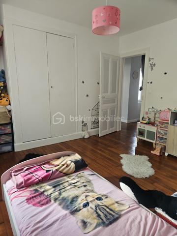Duplex de charme – L’esprit d’une maison, les avantages d’un appartement !
Vous recherchez un bien avec du cachet, de beaux volumes et de faibles charges ? Ce charmant duplex saura vous séduire dès la première visite.
Accessible par une entrée indépendante en rez-de-chaussée, il offre une agréable sensation de maison de ville. Ce niveau se compose d’une entrée, d’un espace de vie convivial d’environ 30m2, composé d’un séjour ouvert sur le salon. Une grande cuisine indépendante et un premier WC avec lave-mains complètent le rez-de-chaussée.
À l’étage, l’espace nuit se compose de deux belles chambres lumineuses, d’environ 14 & 15 m2,  une salle de bains, un second WC et un petit bureau.
Les atouts qui font la différence :
Entrée totalement indépendante
Cave de 50 m² offrant un vaste espace de stockage, accessible également depuis l’extérieur 
Place de stationnement privative
Petite copropriété avec faibles charges : seulement 450 € par an
Chauffage individuel au gaz pour une parfaite maîtrise de votre budget
Situé à proximité des commerces, écoles, transports et services, ce bien réunit confort de vie, praticité et charme de l’ancien.
Contactez-moi dès aujourd’hui pour échanger sur votre projet immobilier et organiser une visite. Un bien coup de cœur qui mérite d’être découvert !