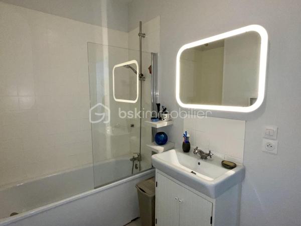 Duplex de charme – L’esprit d’une maison, les avantages d’un appartement !
Vous recherchez un bien avec du cachet, de beaux volumes et de faibles charges ? Ce charmant duplex saura vous séduire dès la première visite.
Accessible par une entrée indépendante en rez-de-chaussée, il offre une agréable sensation de maison de ville. Ce niveau se compose d’une entrée, d’un espace de vie convivial d’environ 30m2, composé d’un séjour ouvert sur le salon. Une grande cuisine indépendante et un premier WC avec lave-mains complètent le rez-de-chaussée.
À l’étage, l’espace nuit se compose de deux belles chambres lumineuses, d’environ 14 & 15 m2,  une salle de bains, un second WC et un petit bureau.
Les atouts qui font la différence :
Entrée totalement indépendante
Cave de 50 m² offrant un vaste espace de stockage, accessible également depuis l’extérieur 
Place de stationnement privative
Petite copropriété avec faibles charges : seulement 450 € par an
Chauffage individuel au gaz pour une parfaite maîtrise de votre budget
Situé à proximité des commerces, écoles, transports et services, ce bien réunit confort de vie, praticité et charme de l’ancien.
Contactez-moi dès aujourd’hui pour échanger sur votre projet immobilier et organiser une visite. Un bien coup de cœur qui mérite d’être découvert !