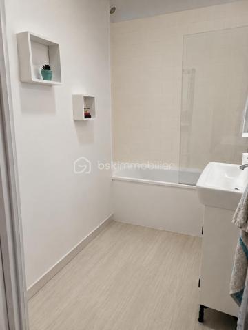 Duplex de charme – L’esprit d’une maison, les avantages d’un appartement !
Vous recherchez un bien avec du cachet, de beaux volumes et de faibles charges ? Ce charmant duplex saura vous séduire dès la première visite.
Accessible par une entrée indépendante en rez-de-chaussée, il offre une agréable sensation de maison de ville. Ce niveau se compose d’une entrée, d’un espace de vie convivial d’environ 30m2, composé d’un séjour ouvert sur le salon. Une grande cuisine indépendante et un premier WC avec lave-mains complètent le rez-de-chaussée.
À l’étage, l’espace nuit se compose de deux belles chambres lumineuses, d’environ 14 & 15 m2,  une salle de bains, un second WC et un petit bureau.
Les atouts qui font la différence :
Entrée totalement indépendante
Cave de 50 m² offrant un vaste espace de stockage, accessible également depuis l’extérieur 
Place de stationnement privative
Petite copropriété avec faibles charges : seulement 450 € par an
Chauffage individuel au gaz pour une parfaite maîtrise de votre budget
Situé à proximité des commerces, écoles, transports et services, ce bien réunit confort de vie, praticité et charme de l’ancien.
Contactez-moi dès aujourd’hui pour échanger sur votre projet immobilier et organiser une visite. Un bien coup de cœur qui mérite d’être découvert !