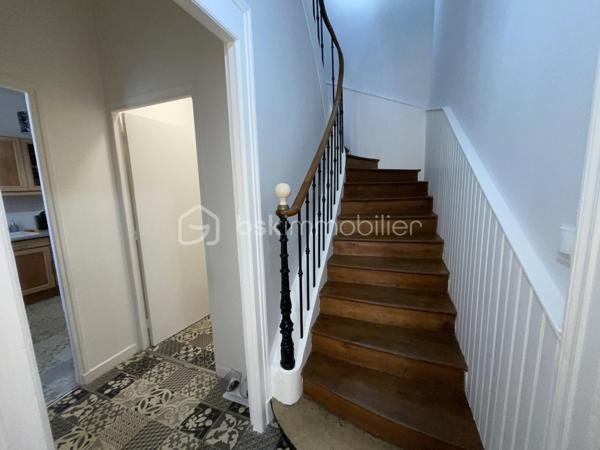 Duplex de charme – L’esprit d’une maison, les avantages d’un appartement !
Vous recherchez un bien avec du cachet, de beaux volumes et de faibles charges ? Ce charmant duplex saura vous séduire dès la première visite.
Accessible par une entrée indépendante en rez-de-chaussée, il offre une agréable sensation de maison de ville. Ce niveau se compose d’une entrée, d’un espace de vie convivial d’environ 30m2, composé d’un séjour ouvert sur le salon. Une grande cuisine indépendante et un premier WC avec lave-mains complètent le rez-de-chaussée.
À l’étage, l’espace nuit se compose de deux belles chambres lumineuses, d’environ 14 & 15 m2,  une salle de bains, un second WC et un petit bureau.
Les atouts qui font la différence :
Entrée totalement indépendante
Cave de 50 m² offrant un vaste espace de stockage, accessible également depuis l’extérieur 
Place de stationnement privative
Petite copropriété avec faibles charges : seulement 450 € par an
Chauffage individuel au gaz pour une parfaite maîtrise de votre budget
Situé à proximité des commerces, écoles, transports et services, ce bien réunit confort de vie, praticité et charme de l’ancien.
Contactez-moi dès aujourd’hui pour échanger sur votre projet immobilier et organiser une visite. Un bien coup de cœur qui mérite d’être découvert !