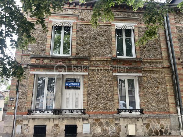 Duplex de charme – L’esprit d’une maison, les avantages d’un appartement !
Vous recherchez un bien avec du cachet, de beaux volumes et de faibles charges ? Ce charmant duplex saura vous séduire dès la première visite.
Accessible par une entrée indépendante en rez-de-chaussée, il offre une agréable sensation de maison de ville. Ce niveau se compose d’une entrée, d’un espace de vie convivial d’environ 30m2, composé d’un séjour ouvert sur le salon. Une grande cuisine indépendante et un premier WC avec lave-mains complètent le rez-de-chaussée.
À l’étage, l’espace nuit se compose de deux belles chambres lumineuses, d’environ 14 & 15 m2,  une salle de bains, un second WC et un petit bureau.
Les atouts qui font la différence :
Entrée totalement indépendante
Cave de 50 m² offrant un vaste espace de stockage, accessible également depuis l’extérieur 
Place de stationnement privative
Petite copropriété avec faibles charges : seulement 450 € par an
Chauffage individuel au gaz pour une parfaite maîtrise de votre budget
Situé à proximité des commerces, écoles, transports et services, ce bien réunit confort de vie, praticité et charme de l’ancien.
Contactez-moi dès aujourd’hui pour échanger sur votre projet immobilier et organiser une visite. Un bien coup de cœur qui mérite d’être découvert !