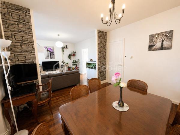 Duplex de charme – L’esprit d’une maison, les avantages d’un appartement !
Vous recherchez un bien avec du cachet, de beaux volumes et de faibles charges ? Ce charmant duplex saura vous séduire dès la première visite.
Accessible par une entrée indépendante en rez-de-chaussée, il offre une agréable sensation de maison de ville. Ce niveau se compose d’une entrée, d’un espace de vie convivial d’environ 30m2, composé d’un séjour ouvert sur le salon. Une grande cuisine indépendante et un premier WC avec lave-mains complètent le rez-de-chaussée.
À l’étage, l’espace nuit se compose de deux belles chambres lumineuses, d’environ 14 & 15 m2,  une salle de bains, un second WC et un petit bureau.
Les atouts qui font la différence :
Entrée totalement indépendante
Cave de 50 m² offrant un vaste espace de stockage, accessible également depuis l’extérieur 
Place de stationnement privative
Petite copropriété avec faibles charges : seulement 450 € par an
Chauffage individuel au gaz pour une parfaite maîtrise de votre budget
Situé à proximité des commerces, écoles, transports et services, ce bien réunit confort de vie, praticité et charme de l’ancien.
Contactez-moi dès aujourd’hui pour échanger sur votre projet immobilier et organiser une visite. Un bien coup de cœur qui mérite d’être découvert !