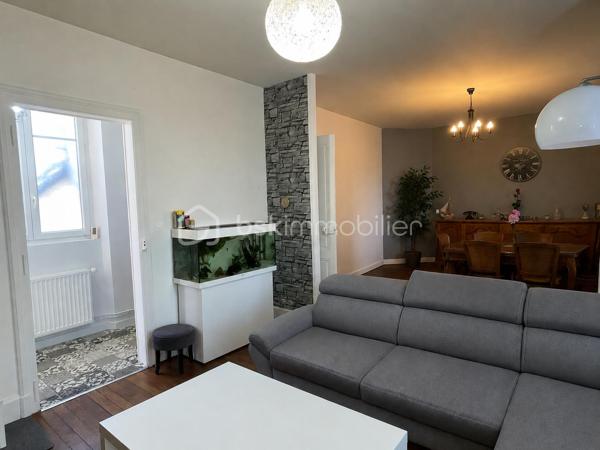 Duplex de charme – L’esprit d’une maison, les avantages d’un appartement !
Vous recherchez un bien avec du cachet, de beaux volumes et de faibles charges ? Ce charmant duplex saura vous séduire dès la première visite.
Accessible par une entrée indépendante en rez-de-chaussée, il offre une agréable sensation de maison de ville. Ce niveau se compose d’une entrée, d’un espace de vie convivial d’environ 30m2, composé d’un séjour ouvert sur le salon. Une grande cuisine indépendante et un premier WC avec lave-mains complètent le rez-de-chaussée.
À l’étage, l’espace nuit se compose de deux belles chambres lumineuses, d’environ 14 & 15 m2,  une salle de bains, un second WC et un petit bureau.
Les atouts qui font la différence :
Entrée totalement indépendante
Cave de 50 m² offrant un vaste espace de stockage, accessible également depuis l’extérieur 
Place de stationnement privative
Petite copropriété avec faibles charges : seulement 450 € par an
Chauffage individuel au gaz pour une parfaite maîtrise de votre budget
Situé à proximité des commerces, écoles, transports et services, ce bien réunit confort de vie, praticité et charme de l’ancien.
Contactez-moi dès aujourd’hui pour échanger sur votre projet immobilier et organiser une visite. Un bien coup de cœur qui mérite d’être découvert !