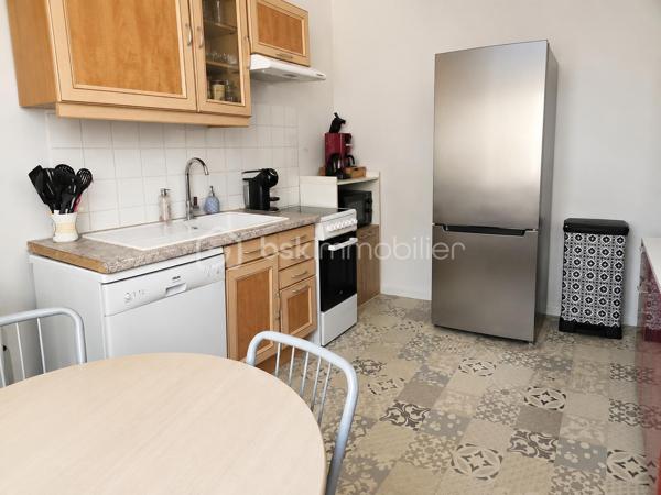 Duplex de charme – L’esprit d’une maison, les avantages d’un appartement !
Vous recherchez un bien avec du cachet, de beaux volumes et de faibles charges ? Ce charmant duplex saura vous séduire dès la première visite.
Accessible par une entrée indépendante en rez-de-chaussée, il offre une agréable sensation de maison de ville. Ce niveau se compose d’une entrée, d’un espace de vie convivial d’environ 30m2, composé d’un séjour ouvert sur le salon. Une grande cuisine indépendante et un premier WC avec lave-mains complètent le rez-de-chaussée.
À l’étage, l’espace nuit se compose de deux belles chambres lumineuses, d’environ 14 & 15 m2,  une salle de bains, un second WC et un petit bureau.
Les atouts qui font la différence :
Entrée totalement indépendante
Cave de 50 m² offrant un vaste espace de stockage, accessible également depuis l’extérieur 
Place de stationnement privative
Petite copropriété avec faibles charges : seulement 450 € par an
Chauffage individuel au gaz pour une parfaite maîtrise de votre budget
Situé à proximité des commerces, écoles, transports et services, ce bien réunit confort de vie, praticité et charme de l’ancien.
Contactez-moi dès aujourd’hui pour échanger sur votre projet immobilier et organiser une visite. Un bien coup de cœur qui mérite d’être découvert !