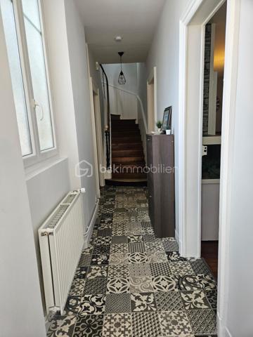 Duplex de charme – L’esprit d’une maison, les avantages d’un appartement !
Vous recherchez un bien avec du cachet, de beaux volumes et de faibles charges ? Ce charmant duplex saura vous séduire dès la première visite.
Accessible par une entrée indépendante en rez-de-chaussée, il offre une agréable sensation de maison de ville. Ce niveau se compose d’une entrée, d’un espace de vie convivial d’environ 30m2, composé d’un séjour ouvert sur le salon. Une grande cuisine indépendante et un premier WC avec lave-mains complètent le rez-de-chaussée.
À l’étage, l’espace nuit se compose de deux belles chambres lumineuses, d’environ 14 & 15 m2,  une salle de bains, un second WC et un petit bureau.
Les atouts qui font la différence :
Entrée totalement indépendante
Cave de 50 m² offrant un vaste espace de stockage, accessible également depuis l’extérieur 
Place de stationnement privative
Petite copropriété avec faibles charges : seulement 450 € par an
Chauffage individuel au gaz pour une parfaite maîtrise de votre budget
Situé à proximité des commerces, écoles, transports et services, ce bien réunit confort de vie, praticité et charme de l’ancien.
Contactez-moi dès aujourd’hui pour échanger sur votre projet immobilier et organiser une visite. Un bien coup de cœur qui mérite d’être découvert !