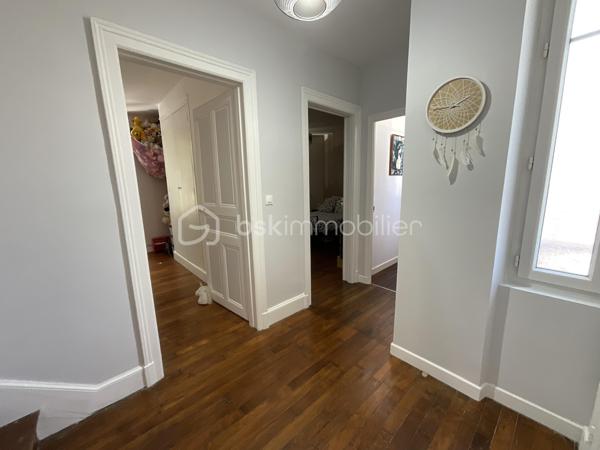 Duplex de charme – L’esprit d’une maison, les avantages d’un appartement !
Vous recherchez un bien avec du cachet, de beaux volumes et de faibles charges ? Ce charmant duplex saura vous séduire dès la première visite.
Accessible par une entrée indépendante en rez-de-chaussée, il offre une agréable sensation de maison de ville. Ce niveau se compose d’une entrée, d’un espace de vie convivial d’environ 30m2, composé d’un séjour ouvert sur le salon. Une grande cuisine indépendante et un premier WC avec lave-mains complètent le rez-de-chaussée.
À l’étage, l’espace nuit se compose de deux belles chambres lumineuses, d’environ 14 & 15 m2,  une salle de bains, un second WC et un petit bureau.
Les atouts qui font la différence :
Entrée totalement indépendante
Cave de 50 m² offrant un vaste espace de stockage, accessible également depuis l’extérieur 
Place de stationnement privative
Petite copropriété avec faibles charges : seulement 450 € par an
Chauffage individuel au gaz pour une parfaite maîtrise de votre budget
Situé à proximité des commerces, écoles, transports et services, ce bien réunit confort de vie, praticité et charme de l’ancien.
Contactez-moi dès aujourd’hui pour échanger sur votre projet immobilier et organiser une visite. Un bien coup de cœur qui mérite d’être découvert !