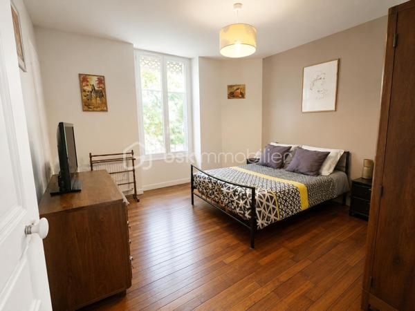 Duplex de charme – L’esprit d’une maison, les avantages d’un appartement !
Vous recherchez un bien avec du cachet, de beaux volumes et de faibles charges ? Ce charmant duplex saura vous séduire dès la première visite.
Accessible par une entrée indépendante en rez-de-chaussée, il offre une agréable sensation de maison de ville. Ce niveau se compose d’une entrée, d’un espace de vie convivial d’environ 30m2, composé d’un séjour ouvert sur le salon. Une grande cuisine indépendante et un premier WC avec lave-mains complètent le rez-de-chaussée.
À l’étage, l’espace nuit se compose de deux belles chambres lumineuses, d’environ 14 & 15 m2,  une salle de bains, un second WC et un petit bureau.
Les atouts qui font la différence :
Entrée totalement indépendante
Cave de 50 m² offrant un vaste espace de stockage, accessible également depuis l’extérieur 
Place de stationnement privative
Petite copropriété avec faibles charges : seulement 450 € par an
Chauffage individuel au gaz pour une parfaite maîtrise de votre budget
Situé à proximité des commerces, écoles, transports et services, ce bien réunit confort de vie, praticité et charme de l’ancien.
Contactez-moi dès aujourd’hui pour échanger sur votre projet immobilier et organiser une visite. Un bien coup de cœur qui mérite d’être découvert !