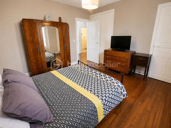 Duplex de charme – L’esprit d’une maison, les avantages d’un appartement !
Vous recherchez un bien avec du cachet, de beaux volumes et de faibles charges ? Ce charmant duplex saura vous séduire dès la première visite.
Accessible par une entrée indépendante en rez-de-chaussée, il offre une agréable sensation de maison de ville. Ce niveau se compose d’une entrée, d’un espace de vie convivial d’environ 30m2, composé d’un séjour ouvert sur le salon. Une grande cuisine indépendante et un premier WC avec lave-mains complètent le rez-de-chaussée.
À l’étage, l’espace nuit se compose de deux belles chambres lumineuses, d’environ 14 & 15 m2,  une salle de bains, un second WC et un petit bureau.
Les atouts qui font la différence :
Entrée totalement indépendante
Cave de 50 m² offrant un vaste espace de stockage, accessible également depuis l’extérieur 
Place de stationnement privative
Petite copropriété avec faibles charges : seulement 450 € par an
Chauffage individuel au gaz pour une parfaite maîtrise de votre budget
Situé à proximité des commerces, écoles, transports et services, ce bien réunit confort de vie, praticité et charme de l’ancien.
Contactez-moi dès aujourd’hui pour échanger sur votre projet immobilier et organiser une visite. Un bien coup de cœur qui mérite d’être découvert !