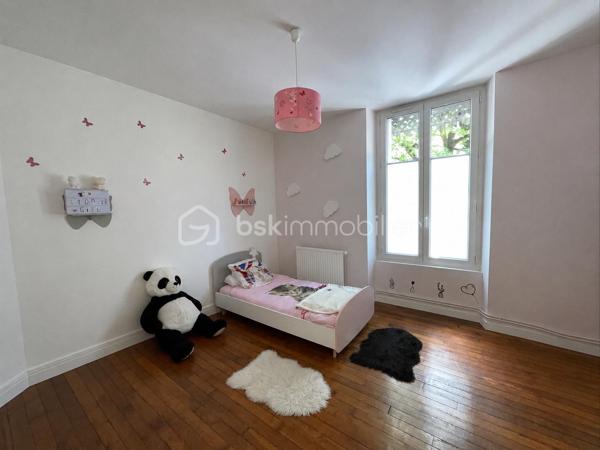 Duplex de charme – L’esprit d’une maison, les avantages d’un appartement !
Vous recherchez un bien avec du cachet, de beaux volumes et de faibles charges ? Ce charmant duplex saura vous séduire dès la première visite.
Accessible par une entrée indépendante en rez-de-chaussée, il offre une agréable sensation de maison de ville. Ce niveau se compose d’une entrée, d’un espace de vie convivial d’environ 30m2, composé d’un séjour ouvert sur le salon. Une grande cuisine indépendante et un premier WC avec lave-mains complètent le rez-de-chaussée.
À l’étage, l’espace nuit se compose de deux belles chambres lumineuses, d’environ 14 & 15 m2,  une salle de bains, un second WC et un petit bureau.
Les atouts qui font la différence :
Entrée totalement indépendante
Cave de 50 m² offrant un vaste espace de stockage, accessible également depuis l’extérieur 
Place de stationnement privative
Petite copropriété avec faibles charges : seulement 450 € par an
Chauffage individuel au gaz pour une parfaite maîtrise de votre budget
Situé à proximité des commerces, écoles, transports et services, ce bien réunit confort de vie, praticité et charme de l’ancien.
Contactez-moi dès aujourd’hui pour échanger sur votre projet immobilier et organiser une visite. Un bien coup de cœur qui mérite d’être découvert !