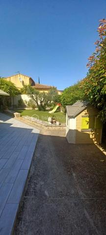 A vendre très belle villa Traditionnelle de 2000 en R+1 
Villa traditionnelle de 126 m2 + Studio 30 m2 sur 482 m2 de terrain.
La maison est de plein pied construit  en 2000.
En sous-sol l'ancien garage accueille un studio de 30 m2 pour recevoir des amis ou la famille et une réserve de 30 m2 pour du rangement.

EXTERIEUR :
Les aménagements extérieurs sont soignés et organisés. 
Rangement pour le bois, coin BBQ abrité et Cabane de jardin.
Terrasse carrelé, espace jeux pour les enfants.
Le portail coulissant automatique donne accès à deux places de parking, au Carport, au jardin et à la maison.
Espace piscine chauffée.
Génoise en bord de toiture et Cheneaux en zinc pour les eaux pluviales.

INTERIEUR :
L'accès à la maison se fait par une mini véranda en Aluminium qui protège et abrite la porte d'entrée.
De suite je découvre une ambiance cosy, un hall d'entrée avec placard et surtout un style Bastide Provençale avec des poutres bois et une belle volige et cela installe le décor.
Murs Blanc, Carrelage avec frise au sol, Insert Bois pour les soirées d'hivers, une magnifique Cuisine d'Artisans aux Tommettes blanche avec son évier rétro en céramique.
Un cellier buanderie donne l'accès au sous-sol de par l'intérieur.
L'espace nuit accueille 4 chambres spacieuses, une Salle de Bain avec douche Italienne, un WC.
Une véranda de 15 m2 en aluminium crée un espace chaleureux pour l'hivers.
Cette habitation est prête à recevoir une nouvelle famille, vous avez juste à poser vos valises, vous installer et profiter.
 
COTE TECNIQUE :
Volets aluminium électrique centralisé + Volets battants en Aluminium.
Store Banne côté cuisine et Terrasse.
Piscine chauffée.
Gaz de ville et Chaudière Gaz sur chauffage central.
Portail, Portillon, automatique + interphone.
Fibre.

POINTS FORTS :
Le jardin exposition Sud.
BBQ, Aire de jeux, Terrasse ombragée, sous sol aménagé,
La  Piscine chauffée.
Véranda Aluminium.
La maison  construite en 2000 qui  est en excellent état toujours à ce jour.
Ce bien vous est présenté au prix de :  415.000€  F.A.I 

Votre contact pour tous renseignements et une visite. 
BON DE VISITE ET SIMULATION DE FINANCEMENT OBLIGATOIRE
Fabrice Boubal   Conseiller Bskimmobilier.com   07.67.19.54.55     
Mail : f.boubal@bskimmobilier.com
Agent commercial indépendant (EI)    
Rsac : 37815191400058 Montpellier