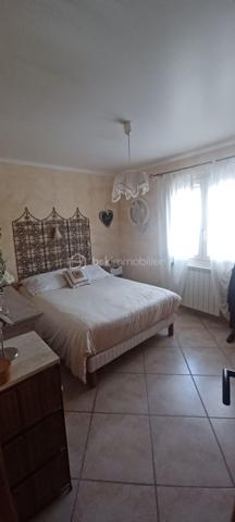 A vendre très belle villa Traditionnelle de 2000 en R+1 
Villa traditionnelle de 126 m2 + Studio 30 m2 sur 482 m2 de terrain.
La maison est de plein pied construit  en 2000.
En sous-sol l'ancien garage accueille un studio de 30 m2 pour recevoir des amis ou la famille et une réserve de 30 m2 pour du rangement.

EXTERIEUR :
Les aménagements extérieurs sont soignés et organisés. 
Rangement pour le bois, coin BBQ abrité et Cabane de jardin.
Terrasse carrelé, espace jeux pour les enfants.
Le portail coulissant automatique donne accès à deux places de parking, au Carport, au jardin et à la maison.
Espace piscine chauffée.
Génoise en bord de toiture et Cheneaux en zinc pour les eaux pluviales.

INTERIEUR :
L'accès à la maison se fait par une mini véranda en Aluminium qui protège et abrite la porte d'entrée.
De suite je découvre une ambiance cosy, un hall d'entrée avec placard et surtout un style Bastide Provençale avec des poutres bois et une belle volige et cela installe le décor.
Murs Blanc, Carrelage avec frise au sol, Insert Bois pour les soirées d'hivers, une magnifique Cuisine d'Artisans aux Tommettes blanche avec son évier rétro en céramique.
Un cellier buanderie donne l'accès au sous-sol de par l'intérieur.
L'espace nuit accueille 4 chambres spacieuses, une Salle de Bain avec douche Italienne, un WC.
Une véranda de 15 m2 en aluminium crée un espace chaleureux pour l'hivers.
Cette habitation est prête à recevoir une nouvelle famille, vous avez juste à poser vos valises, vous installer et profiter.
 
COTE TECNIQUE :
Volets aluminium électrique centralisé + Volets battants en Aluminium.
Store Banne côté cuisine et Terrasse.
Piscine chauffée.
Gaz de ville et Chaudière Gaz sur chauffage central.
Portail, Portillon, automatique + interphone.
Fibre.

POINTS FORTS :
Le jardin exposition Sud.
BBQ, Aire de jeux, Terrasse ombragée, sous sol aménagé,
La  Piscine chauffée.
Véranda Aluminium.
La maison  construite en 2000 qui  est en excellent état toujours à ce jour.
Ce bien vous est présenté au prix de :  415.000€  F.A.I 

Votre contact pour tous renseignements et une visite. 
BON DE VISITE ET SIMULATION DE FINANCEMENT OBLIGATOIRE
Fabrice Boubal   Conseiller Bskimmobilier.com   07.67.19.54.55     
Mail : f.boubal@bskimmobilier.com
Agent commercial indépendant (EI)    
Rsac : 37815191400058 Montpellier