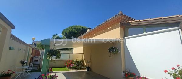 A vendre très belle villa Traditionnelle de 2000 en R+1 
Villa traditionnelle de 126 m2 + Studio 30 m2 sur 482 m2 de terrain.
La maison est de plein pied construit  en 2000.
En sous-sol l'ancien garage accueille un studio de 30 m2 pour recevoir des amis ou la famille et une réserve de 30 m2 pour du rangement.

EXTERIEUR :
Les aménagements extérieurs sont soignés et organisés. 
Rangement pour le bois, coin BBQ abrité et Cabane de jardin.
Terrasse carrelé, espace jeux pour les enfants.
Le portail coulissant automatique donne accès à deux places de parking, au Carport, au jardin et à la maison.
Espace piscine chauffée.
Génoise en bord de toiture et Cheneaux en zinc pour les eaux pluviales.

INTERIEUR :
L'accès à la maison se fait par une mini véranda en Aluminium qui protège et abrite la porte d'entrée.
De suite je découvre une ambiance cosy, un hall d'entrée avec placard et surtout un style Bastide Provençale avec des poutres bois et une belle volige et cela installe le décor.
Murs Blanc, Carrelage avec frise au sol, Insert Bois pour les soirées d'hivers, une magnifique Cuisine d'Artisans aux Tommettes blanche avec son évier rétro en céramique.
Un cellier buanderie donne l'accès au sous-sol de par l'intérieur.
L'espace nuit accueille 4 chambres spacieuses, une Salle de Bain avec douche Italienne, un WC.
Une véranda de 15 m2 en aluminium crée un espace chaleureux pour l'hivers.
Cette habitation est prête à recevoir une nouvelle famille, vous avez juste à poser vos valises, vous installer et profiter.
 
COTE TECNIQUE :
Volets aluminium électrique centralisé + Volets battants en Aluminium.
Store Banne côté cuisine et Terrasse.
Piscine chauffée.
Gaz de ville et Chaudière Gaz sur chauffage central.
Portail, Portillon, automatique + interphone.
Fibre.

POINTS FORTS :
Le jardin exposition Sud.
BBQ, Aire de jeux, Terrasse ombragée, sous sol aménagé,
La  Piscine chauffée.
Véranda Aluminium.
La maison  construite en 2000 qui  est en excellent état toujours à ce jour.
Ce bien vous est présenté au prix de :  415.000€  F.A.I 

Votre contact pour tous renseignements et une visite. 
BON DE VISITE ET SIMULATION DE FINANCEMENT OBLIGATOIRE
Fabrice Boubal   Conseiller Bskimmobilier.com   07.67.19.54.55     
Mail : f.boubal@bskimmobilier.com
Agent commercial indépendant (EI)    
Rsac : 37815191400058 Montpellier