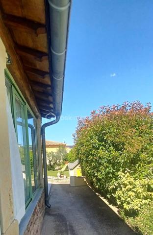 A vendre très belle villa Traditionnelle de 2000 en R+1 
Villa traditionnelle de 126 m2 + Studio 30 m2 sur 482 m2 de terrain.
La maison est de plein pied construit  en 2000.
En sous-sol l'ancien garage accueille un studio de 30 m2 pour recevoir des amis ou la famille et une réserve de 30 m2 pour du rangement.

EXTERIEUR :
Les aménagements extérieurs sont soignés et organisés. 
Rangement pour le bois, coin BBQ abrité et Cabane de jardin.
Terrasse carrelé, espace jeux pour les enfants.
Le portail coulissant automatique donne accès à deux places de parking, au Carport, au jardin et à la maison.
Espace piscine chauffée.
Génoise en bord de toiture et Cheneaux en zinc pour les eaux pluviales.

INTERIEUR :
L'accès à la maison se fait par une mini véranda en Aluminium qui protège et abrite la porte d'entrée.
De suite je découvre une ambiance cosy, un hall d'entrée avec placard et surtout un style Bastide Provençale avec des poutres bois et une belle volige et cela installe le décor.
Murs Blanc, Carrelage avec frise au sol, Insert Bois pour les soirées d'hivers, une magnifique Cuisine d'Artisans aux Tommettes blanche avec son évier rétro en céramique.
Un cellier buanderie donne l'accès au sous-sol de par l'intérieur.
L'espace nuit accueille 4 chambres spacieuses, une Salle de Bain avec douche Italienne, un WC.
Une véranda de 15 m2 en aluminium crée un espace chaleureux pour l'hivers.
Cette habitation est prête à recevoir une nouvelle famille, vous avez juste à poser vos valises, vous installer et profiter.
 
COTE TECNIQUE :
Volets aluminium électrique centralisé + Volets battants en Aluminium.
Store Banne côté cuisine et Terrasse.
Piscine chauffée.
Gaz de ville et Chaudière Gaz sur chauffage central.
Portail, Portillon, automatique + interphone.
Fibre.

POINTS FORTS :
Le jardin exposition Sud.
BBQ, Aire de jeux, Terrasse ombragée, sous sol aménagé,
La  Piscine chauffée.
Véranda Aluminium.
La maison  construite en 2000 qui  est en excellent état toujours à ce jour.
Ce bien vous est présenté au prix de :  415.000€  F.A.I 

Votre contact pour tous renseignements et une visite. 
BON DE VISITE ET SIMULATION DE FINANCEMENT OBLIGATOIRE
Fabrice Boubal   Conseiller Bskimmobilier.com   07.67.19.54.55     
Mail : f.boubal@bskimmobilier.com
Agent commercial indépendant (EI)    
Rsac : 37815191400058 Montpellier