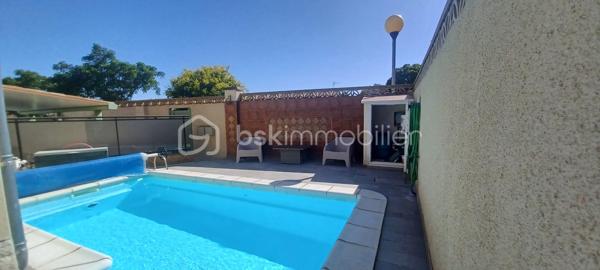 A vendre très belle villa Traditionnelle de 2000 en R+1 
Villa traditionnelle de 126 m2 + Studio 30 m2 sur 482 m2 de terrain.
La maison est de plein pied construit  en 2000.
En sous-sol l'ancien garage accueille un studio de 30 m2 pour recevoir des amis ou la famille et une réserve de 30 m2 pour du rangement.

EXTERIEUR :
Les aménagements extérieurs sont soignés et organisés. 
Rangement pour le bois, coin BBQ abrité et Cabane de jardin.
Terrasse carrelé, espace jeux pour les enfants.
Le portail coulissant automatique donne accès à deux places de parking, au Carport, au jardin et à la maison.
Espace piscine chauffée.
Génoise en bord de toiture et Cheneaux en zinc pour les eaux pluviales.

INTERIEUR :
L'accès à la maison se fait par une mini véranda en Aluminium qui protège et abrite la porte d'entrée.
De suite je découvre une ambiance cosy, un hall d'entrée avec placard et surtout un style Bastide Provençale avec des poutres bois et une belle volige et cela installe le décor.
Murs Blanc, Carrelage avec frise au sol, Insert Bois pour les soirées d'hivers, une magnifique Cuisine d'Artisans aux Tommettes blanche avec son évier rétro en céramique.
Un cellier buanderie donne l'accès au sous-sol de par l'intérieur.
L'espace nuit accueille 4 chambres spacieuses, une Salle de Bain avec douche Italienne, un WC.
Une véranda de 15 m2 en aluminium crée un espace chaleureux pour l'hivers.
Cette habitation est prête à recevoir une nouvelle famille, vous avez juste à poser vos valises, vous installer et profiter.
 
COTE TECNIQUE :
Volets aluminium électrique centralisé + Volets battants en Aluminium.
Store Banne côté cuisine et Terrasse.
Piscine chauffée.
Gaz de ville et Chaudière Gaz sur chauffage central.
Portail, Portillon, automatique + interphone.
Fibre.

POINTS FORTS :
Le jardin exposition Sud.
BBQ, Aire de jeux, Terrasse ombragée, sous sol aménagé,
La  Piscine chauffée.
Véranda Aluminium.
La maison  construite en 2000 qui  est en excellent état toujours à ce jour.
Ce bien vous est présenté au prix de :  415.000€  F.A.I 

Votre contact pour tous renseignements et une visite. 
BON DE VISITE ET SIMULATION DE FINANCEMENT OBLIGATOIRE
Fabrice Boubal   Conseiller Bskimmobilier.com   07.67.19.54.55     
Mail : f.boubal@bskimmobilier.com
Agent commercial indépendant (EI)    
Rsac : 37815191400058 Montpellier