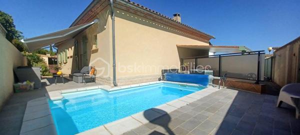 A vendre très belle villa Traditionnelle de 2000 en R+1 
Villa traditionnelle de 126 m2 + Studio 30 m2 sur 482 m2 de terrain.
La maison est de plein pied construit  en 2000.
En sous-sol l'ancien garage accueille un studio de 30 m2 pour recevoir des amis ou la famille et une réserve de 30 m2 pour du rangement.

EXTERIEUR :
Les aménagements extérieurs sont soignés et organisés. 
Rangement pour le bois, coin BBQ abrité et Cabane de jardin.
Terrasse carrelé, espace jeux pour les enfants.
Le portail coulissant automatique donne accès à deux places de parking, au Carport, au jardin et à la maison.
Espace piscine chauffée.
Génoise en bord de toiture et Cheneaux en zinc pour les eaux pluviales.

INTERIEUR :
L'accès à la maison se fait par une mini véranda en Aluminium qui protège et abrite la porte d'entrée.
De suite je découvre une ambiance cosy, un hall d'entrée avec placard et surtout un style Bastide Provençale avec des poutres bois et une belle volige et cela installe le décor.
Murs Blanc, Carrelage avec frise au sol, Insert Bois pour les soirées d'hivers, une magnifique Cuisine d'Artisans aux Tommettes blanche avec son évier rétro en céramique.
Un cellier buanderie donne l'accès au sous-sol de par l'intérieur.
L'espace nuit accueille 4 chambres spacieuses, une Salle de Bain avec douche Italienne, un WC.
Une véranda de 15 m2 en aluminium crée un espace chaleureux pour l'hivers.
Cette habitation est prête à recevoir une nouvelle famille, vous avez juste à poser vos valises, vous installer et profiter.
 
COTE TECNIQUE :
Volets aluminium électrique centralisé + Volets battants en Aluminium.
Store Banne côté cuisine et Terrasse.
Piscine chauffée.
Gaz de ville et Chaudière Gaz sur chauffage central.
Portail, Portillon, automatique + interphone.
Fibre.

POINTS FORTS :
Le jardin exposition Sud.
BBQ, Aire de jeux, Terrasse ombragée, sous sol aménagé,
La  Piscine chauffée.
Véranda Aluminium.
La maison  construite en 2000 qui  est en excellent état toujours à ce jour.
Ce bien vous est présenté au prix de :  415.000€  F.A.I 

Votre contact pour tous renseignements et une visite. 
BON DE VISITE ET SIMULATION DE FINANCEMENT OBLIGATOIRE
Fabrice Boubal   Conseiller Bskimmobilier.com   07.67.19.54.55     
Mail : f.boubal@bskimmobilier.com
Agent commercial indépendant (EI)    
Rsac : 37815191400058 Montpellier