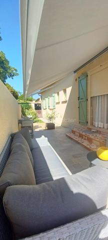 A vendre très belle villa Traditionnelle de 2000 en R+1 
Villa traditionnelle de 126 m2 + Studio 30 m2 sur 482 m2 de terrain.
La maison est de plein pied construit  en 2000.
En sous-sol l'ancien garage accueille un studio de 30 m2 pour recevoir des amis ou la famille et une réserve de 30 m2 pour du rangement.

EXTERIEUR :
Les aménagements extérieurs sont soignés et organisés. 
Rangement pour le bois, coin BBQ abrité et Cabane de jardin.
Terrasse carrelé, espace jeux pour les enfants.
Le portail coulissant automatique donne accès à deux places de parking, au Carport, au jardin et à la maison.
Espace piscine chauffée.
Génoise en bord de toiture et Cheneaux en zinc pour les eaux pluviales.

INTERIEUR :
L'accès à la maison se fait par une mini véranda en Aluminium qui protège et abrite la porte d'entrée.
De suite je découvre une ambiance cosy, un hall d'entrée avec placard et surtout un style Bastide Provençale avec des poutres bois et une belle volige et cela installe le décor.
Murs Blanc, Carrelage avec frise au sol, Insert Bois pour les soirées d'hivers, une magnifique Cuisine d'Artisans aux Tommettes blanche avec son évier rétro en céramique.
Un cellier buanderie donne l'accès au sous-sol de par l'intérieur.
L'espace nuit accueille 4 chambres spacieuses, une Salle de Bain avec douche Italienne, un WC.
Une véranda de 15 m2 en aluminium crée un espace chaleureux pour l'hivers.
Cette habitation est prête à recevoir une nouvelle famille, vous avez juste à poser vos valises, vous installer et profiter.
 
COTE TECNIQUE :
Volets aluminium électrique centralisé + Volets battants en Aluminium.
Store Banne côté cuisine et Terrasse.
Piscine chauffée.
Gaz de ville et Chaudière Gaz sur chauffage central.
Portail, Portillon, automatique + interphone.
Fibre.

POINTS FORTS :
Le jardin exposition Sud.
BBQ, Aire de jeux, Terrasse ombragée, sous sol aménagé,
La  Piscine chauffée.
Véranda Aluminium.
La maison  construite en 2000 qui  est en excellent état toujours à ce jour.
Ce bien vous est présenté au prix de :  415.000€  F.A.I 

Votre contact pour tous renseignements et une visite. 
BON DE VISITE ET SIMULATION DE FINANCEMENT OBLIGATOIRE
Fabrice Boubal   Conseiller Bskimmobilier.com   07.67.19.54.55     
Mail : f.boubal@bskimmobilier.com
Agent commercial indépendant (EI)    
Rsac : 37815191400058 Montpellier