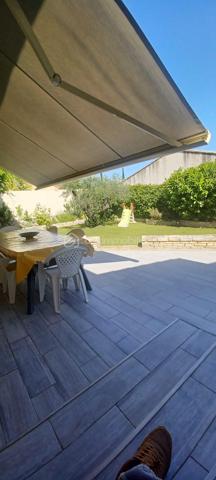 A vendre très belle villa Traditionnelle de 2000 en R+1 
Villa traditionnelle de 126 m2 + Studio 30 m2 sur 482 m2 de terrain.
La maison est de plein pied construit  en 2000.
En sous-sol l'ancien garage accueille un studio de 30 m2 pour recevoir des amis ou la famille et une réserve de 30 m2 pour du rangement.

EXTERIEUR :
Les aménagements extérieurs sont soignés et organisés. 
Rangement pour le bois, coin BBQ abrité et Cabane de jardin.
Terrasse carrelé, espace jeux pour les enfants.
Le portail coulissant automatique donne accès à deux places de parking, au Carport, au jardin et à la maison.
Espace piscine chauffée.
Génoise en bord de toiture et Cheneaux en zinc pour les eaux pluviales.

INTERIEUR :
L'accès à la maison se fait par une mini véranda en Aluminium qui protège et abrite la porte d'entrée.
De suite je découvre une ambiance cosy, un hall d'entrée avec placard et surtout un style Bastide Provençale avec des poutres bois et une belle volige et cela installe le décor.
Murs Blanc, Carrelage avec frise au sol, Insert Bois pour les soirées d'hivers, une magnifique Cuisine d'Artisans aux Tommettes blanche avec son évier rétro en céramique.
Un cellier buanderie donne l'accès au sous-sol de par l'intérieur.
L'espace nuit accueille 4 chambres spacieuses, une Salle de Bain avec douche Italienne, un WC.
Une véranda de 15 m2 en aluminium crée un espace chaleureux pour l'hivers.
Cette habitation est prête à recevoir une nouvelle famille, vous avez juste à poser vos valises, vous installer et profiter.
 
COTE TECNIQUE :
Volets aluminium électrique centralisé + Volets battants en Aluminium.
Store Banne côté cuisine et Terrasse.
Piscine chauffée.
Gaz de ville et Chaudière Gaz sur chauffage central.
Portail, Portillon, automatique + interphone.
Fibre.

POINTS FORTS :
Le jardin exposition Sud.
BBQ, Aire de jeux, Terrasse ombragée, sous sol aménagé,
La  Piscine chauffée.
Véranda Aluminium.
La maison  construite en 2000 qui  est en excellent état toujours à ce jour.
Ce bien vous est présenté au prix de :  415.000€  F.A.I 

Votre contact pour tous renseignements et une visite. 
BON DE VISITE ET SIMULATION DE FINANCEMENT OBLIGATOIRE
Fabrice Boubal   Conseiller Bskimmobilier.com   07.67.19.54.55     
Mail : f.boubal@bskimmobilier.com
Agent commercial indépendant (EI)    
Rsac : 37815191400058 Montpellier