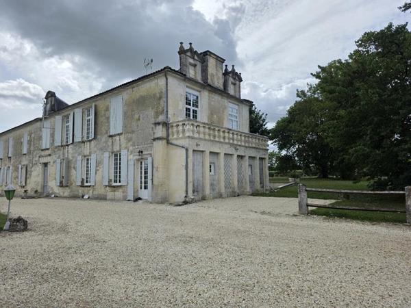 Appartement à louer 1 030 € CC Clam 4 p 158 m² DPE C