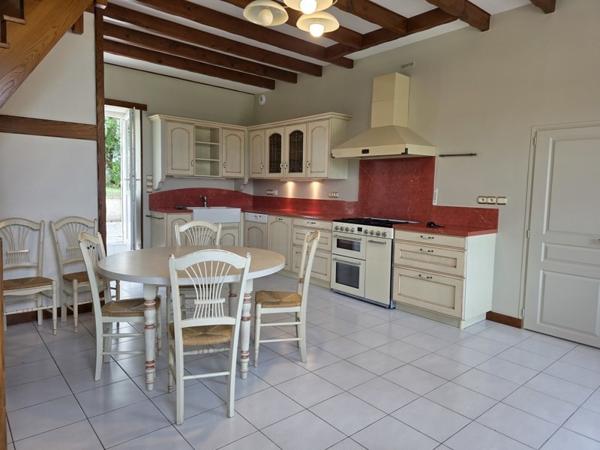 Appartement à louer 1 030 € CC Clam 4 p 158 m² DPE C