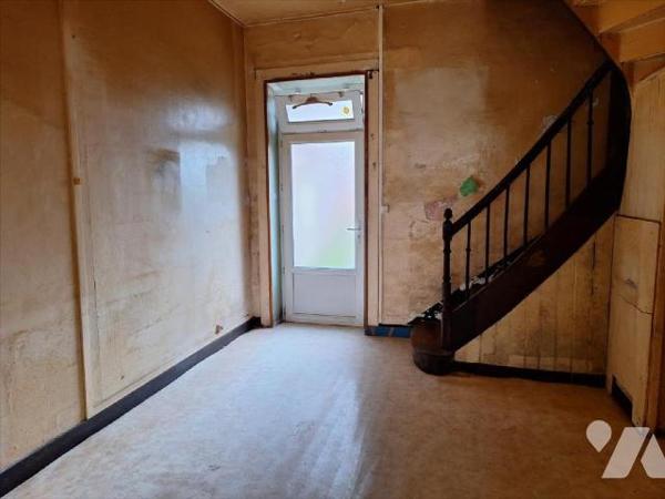 A vendre, à ST DENIS DE GASTINES (53500), en Mayenne. Immeuble composé de :* une maison à usage...