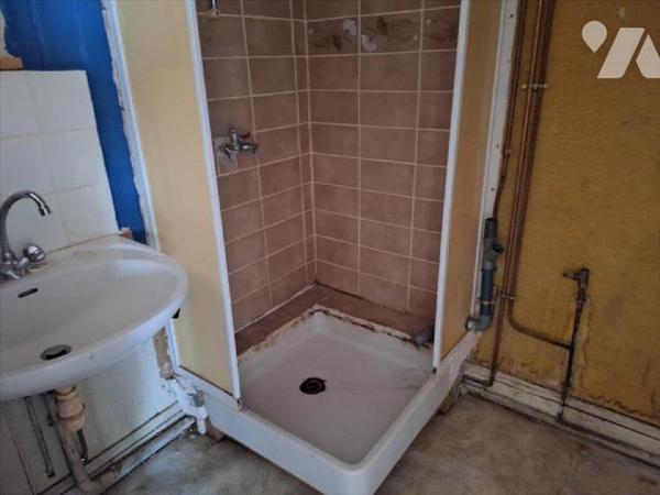 A vendre, à ST DENIS DE GASTINES (53500), en Mayenne. Immeuble composé de :* une maison à usage...