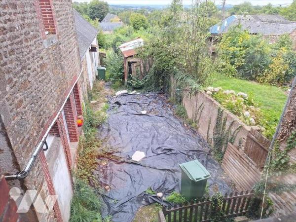 A vendre, à ST DENIS DE GASTINES (53500), en Mayenne. Immeuble composé de :* une maison à usage...