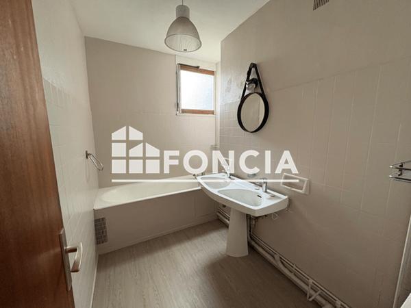 Location Appartement 6 pièces 128.89 m² - 35 RUE DU DOCTEUR GUICHARD Angers 49000