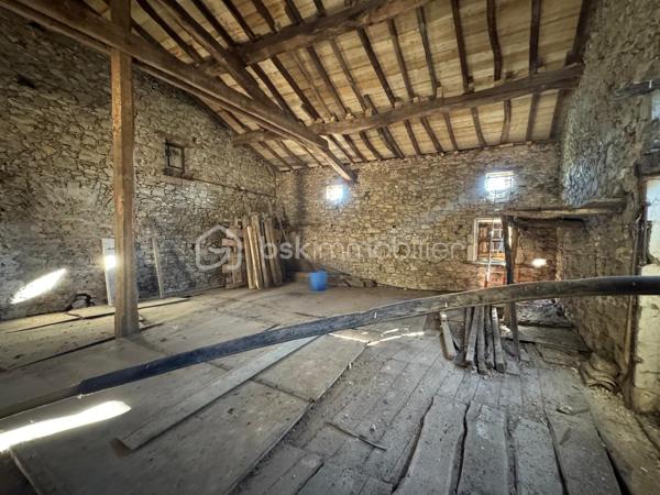 GRANGE À RÉNOVER AVEC EXTÉRIEUR ET PLACE DE PARKING – FORT POTENTIEL
Vous rêvez de transformer un bien authentique en un espace de vie unique ? Découvrez cette magnifique grange à rénover, située dans un cadre paisible et verdoyant, offrant un fort potentiel d'aménagement.

Caractéristiques principales :

Surface généreuse à réhabiliter, idéale pour un projet de loft ou maison de caractère.
Extérieur spacieux, parfait pour créer un jardin, une terrasse ou un espace de détente.
Place de parking privative incluse.
Charme de l'ancien avec belles poutres et structure saine.

Atouts :
Toiture refaite à neuf.
Environnement calme, tout en étant proche des commodités.
Nombreuses possibilités d'agencement et d'extension.
Parfait pour les amoureux de la rénovation et les investisseurs.

Ne manquez pas cette opportunité rare de créer votre propre projet sur mesure. Pour plus d'informations ou pour organiser une visite, contactez moi dès aujourd'hui !