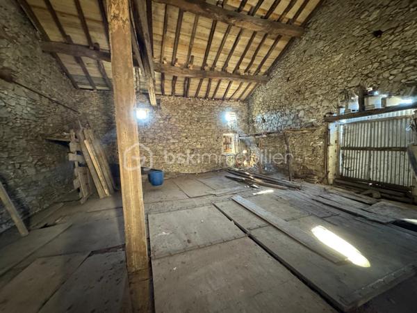 GRANGE À RÉNOVER AVEC EXTÉRIEUR ET PLACE DE PARKING – FORT POTENTIEL
Vous rêvez de transformer un bien authentique en un espace de vie unique ? Découvrez cette magnifique grange à rénover, située dans un cadre paisible et verdoyant, offrant un fort potentiel d'aménagement.

Caractéristiques principales :

Surface généreuse à réhabiliter, idéale pour un projet de loft ou maison de caractère.
Extérieur spacieux, parfait pour créer un jardin, une terrasse ou un espace de détente.
Place de parking privative incluse.
Charme de l'ancien avec belles poutres et structure saine.

Atouts :
Toiture refaite à neuf.
Environnement calme, tout en étant proche des commodités.
Nombreuses possibilités d'agencement et d'extension.
Parfait pour les amoureux de la rénovation et les investisseurs.

Ne manquez pas cette opportunité rare de créer votre propre projet sur mesure. Pour plus d'informations ou pour organiser une visite, contactez moi dès aujourd'hui !