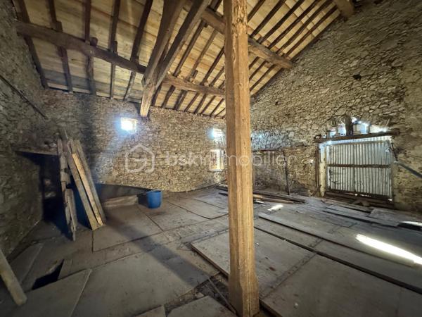 GRANGE À RÉNOVER AVEC EXTÉRIEUR ET PLACE DE PARKING – FORT POTENTIEL
Vous rêvez de transformer un bien authentique en un espace de vie unique ? Découvrez cette magnifique grange à rénover, située dans un cadre paisible et verdoyant, offrant un fort potentiel d'aménagement.

Caractéristiques principales :

Surface généreuse à réhabiliter, idéale pour un projet de loft ou maison de caractère.
Extérieur spacieux, parfait pour créer un jardin, une terrasse ou un espace de détente.
Place de parking privative incluse.
Charme de l'ancien avec belles poutres et structure saine.

Atouts :
Toiture refaite à neuf.
Environnement calme, tout en étant proche des commodités.
Nombreuses possibilités d'agencement et d'extension.
Parfait pour les amoureux de la rénovation et les investisseurs.

Ne manquez pas cette opportunité rare de créer votre propre projet sur mesure. Pour plus d'informations ou pour organiser une visite, contactez moi dès aujourd'hui !