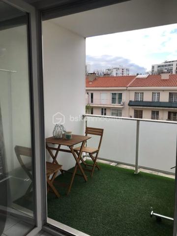 APPARTEMENT T2 BIS DE 58 M² - BALCON ET PARKING COUVERT
Secteur Kennedy - résidence Dakota-. Situé au 4ème étage avec ascenseur, ce T2 bis très lumineux de 58 m² offre un cadre de vie privilégié au sein d'une copropriété récente, sécurisée et rigoureusement entretenue. 

Un agencement intérieur optimisé et chaleureux :
Espace de vie : Un salon lumineux profitant d'une belle continuité vers l'extérieur grâce à un agréable balcon de 4 m².
Cuisine : Ouverte sur le séjour, entièrement équipée avec une buanderie.
Coin nuit : Une chambre confortable disposant d'un placard intégré.
Espace bureau : Une pièce supplémentaire indépendante avec fenêtre et chauffage.
Commodités : Une salle de bain et des W.C. séparé. Un hall d'entrée avec placard pour un rangement.

Les atouts de la copropriété :
Tranquillité : Résidence récente, saine et bien gérée, avec ascenseur. Digicode + code ascenseur pour une sécurité optimale.
Stationnement : Le bien inclut une place de parking privative et couverte, située en sous-sol sécurisé.

Vendu loué 600€/mois.
Possibilité d'acheter le bien vide.