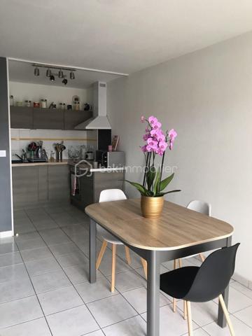 APPARTEMENT T2 BIS DE 58 M² - BALCON ET PARKING COUVERT
Secteur Kennedy - résidence Dakota-. Situé au 4ème étage avec ascenseur, ce T2 bis très lumineux de 58 m² offre un cadre de vie privilégié au sein d'une copropriété récente, sécurisée et rigoureusement entretenue. 

Un agencement intérieur optimisé et chaleureux :
Espace de vie : Un salon lumineux profitant d'une belle continuité vers l'extérieur grâce à un agréable balcon de 4 m².
Cuisine : Ouverte sur le séjour, entièrement équipée avec une buanderie.
Coin nuit : Une chambre confortable disposant d'un placard intégré.
Espace bureau : Une pièce supplémentaire indépendante avec fenêtre et chauffage.
Commodités : Une salle de bain et des W.C. séparé. Un hall d'entrée avec placard pour un rangement.

Les atouts de la copropriété :
Tranquillité : Résidence récente, saine et bien gérée, avec ascenseur. Digicode + code ascenseur pour une sécurité optimale.
Stationnement : Le bien inclut une place de parking privative et couverte, située en sous-sol sécurisé.

Vendu loué 600€/mois.
Possibilité d'acheter le bien vide.
