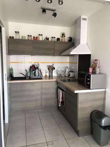 APPARTEMENT T2 BIS DE 58 M² - BALCON ET PARKING COUVERT
Secteur Kennedy - résidence Dakota-. Situé au 4ème étage avec ascenseur, ce T2 bis très lumineux de 58 m² offre un cadre de vie privilégié au sein d'une copropriété récente, sécurisée et rigoureusement entretenue. 

Un agencement intérieur optimisé et chaleureux :
Espace de vie : Un salon lumineux profitant d'une belle continuité vers l'extérieur grâce à un agréable balcon de 4 m².
Cuisine : Ouverte sur le séjour, entièrement équipée avec une buanderie.
Coin nuit : Une chambre confortable disposant d'un placard intégré.
Espace bureau : Une pièce supplémentaire indépendante avec fenêtre et chauffage.
Commodités : Une salle de bain et des W.C. séparé. Un hall d'entrée avec placard pour un rangement.

Les atouts de la copropriété :
Tranquillité : Résidence récente, saine et bien gérée, avec ascenseur. Digicode + code ascenseur pour une sécurité optimale.
Stationnement : Le bien inclut une place de parking privative et couverte, située en sous-sol sécurisé.

Vendu loué 600€/mois.
Possibilité d'acheter le bien vide.