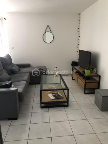 APPARTEMENT T2 BIS DE 58 M² - BALCON ET PARKING COUVERT
Secteur Kennedy - résidence Dakota-. Situé au 4ème étage avec ascenseur, ce T2 bis très lumineux de 58 m² offre un cadre de vie privilégié au sein d'une copropriété récente, sécurisée et rigoureusement entretenue. 

Un agencement intérieur optimisé et chaleureux :
Espace de vie : Un salon lumineux profitant d'une belle continuité vers l'extérieur grâce à un agréable balcon de 4 m².
Cuisine : Ouverte sur le séjour, entièrement équipée avec une buanderie.
Coin nuit : Une chambre confortable disposant d'un placard intégré.
Espace bureau : Une pièce supplémentaire indépendante avec fenêtre et chauffage.
Commodités : Une salle de bain et des W.C. séparé. Un hall d'entrée avec placard pour un rangement.

Les atouts de la copropriété :
Tranquillité : Résidence récente, saine et bien gérée, avec ascenseur. Digicode + code ascenseur pour une sécurité optimale.
Stationnement : Le bien inclut une place de parking privative et couverte, située en sous-sol sécurisé.

Vendu loué 600€/mois.
Possibilité d'acheter le bien vide.