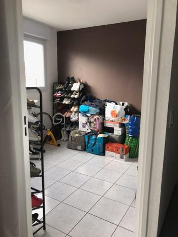 APPARTEMENT T2 BIS DE 58 M² - BALCON ET PARKING COUVERT
Secteur Kennedy - résidence Dakota-. Situé au 4ème étage avec ascenseur, ce T2 bis très lumineux de 58 m² offre un cadre de vie privilégié au sein d'une copropriété récente, sécurisée et rigoureusement entretenue. 

Un agencement intérieur optimisé et chaleureux :
Espace de vie : Un salon lumineux profitant d'une belle continuité vers l'extérieur grâce à un agréable balcon de 4 m².
Cuisine : Ouverte sur le séjour, entièrement équipée avec une buanderie.
Coin nuit : Une chambre confortable disposant d'un placard intégré.
Espace bureau : Une pièce supplémentaire indépendante avec fenêtre et chauffage.
Commodités : Une salle de bain et des W.C. séparé. Un hall d'entrée avec placard pour un rangement.

Les atouts de la copropriété :
Tranquillité : Résidence récente, saine et bien gérée, avec ascenseur. Digicode + code ascenseur pour une sécurité optimale.
Stationnement : Le bien inclut une place de parking privative et couverte, située en sous-sol sécurisé.

Vendu loué 600€/mois.
Possibilité d'acheter le bien vide.