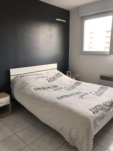 APPARTEMENT T2 BIS DE 58 M² - BALCON ET PARKING COUVERT
Secteur Kennedy - résidence Dakota-. Situé au 4ème étage avec ascenseur, ce T2 bis très lumineux de 58 m² offre un cadre de vie privilégié au sein d'une copropriété récente, sécurisée et rigoureusement entretenue. 

Un agencement intérieur optimisé et chaleureux :
Espace de vie : Un salon lumineux profitant d'une belle continuité vers l'extérieur grâce à un agréable balcon de 4 m².
Cuisine : Ouverte sur le séjour, entièrement équipée avec une buanderie.
Coin nuit : Une chambre confortable disposant d'un placard intégré.
Espace bureau : Une pièce supplémentaire indépendante avec fenêtre et chauffage.
Commodités : Une salle de bain et des W.C. séparé. Un hall d'entrée avec placard pour un rangement.

Les atouts de la copropriété :
Tranquillité : Résidence récente, saine et bien gérée, avec ascenseur. Digicode + code ascenseur pour une sécurité optimale.
Stationnement : Le bien inclut une place de parking privative et couverte, située en sous-sol sécurisé.

Vendu loué 600€/mois.
Possibilité d'acheter le bien vide.