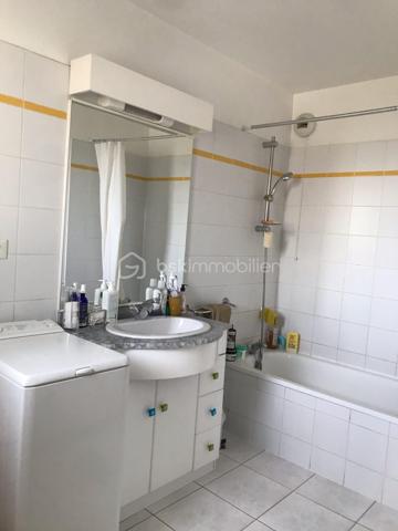 APPARTEMENT T2 BIS DE 58 M² - BALCON ET PARKING COUVERT
Secteur Kennedy - résidence Dakota-. Situé au 4ème étage avec ascenseur, ce T2 bis très lumineux de 58 m² offre un cadre de vie privilégié au sein d'une copropriété récente, sécurisée et rigoureusement entretenue. 

Un agencement intérieur optimisé et chaleureux :
Espace de vie : Un salon lumineux profitant d'une belle continuité vers l'extérieur grâce à un agréable balcon de 4 m².
Cuisine : Ouverte sur le séjour, entièrement équipée avec une buanderie.
Coin nuit : Une chambre confortable disposant d'un placard intégré.
Espace bureau : Une pièce supplémentaire indépendante avec fenêtre et chauffage.
Commodités : Une salle de bain et des W.C. séparé. Un hall d'entrée avec placard pour un rangement.

Les atouts de la copropriété :
Tranquillité : Résidence récente, saine et bien gérée, avec ascenseur. Digicode + code ascenseur pour une sécurité optimale.
Stationnement : Le bien inclut une place de parking privative et couverte, située en sous-sol sécurisé.

Vendu loué 600€/mois.
Possibilité d'acheter le bien vide.