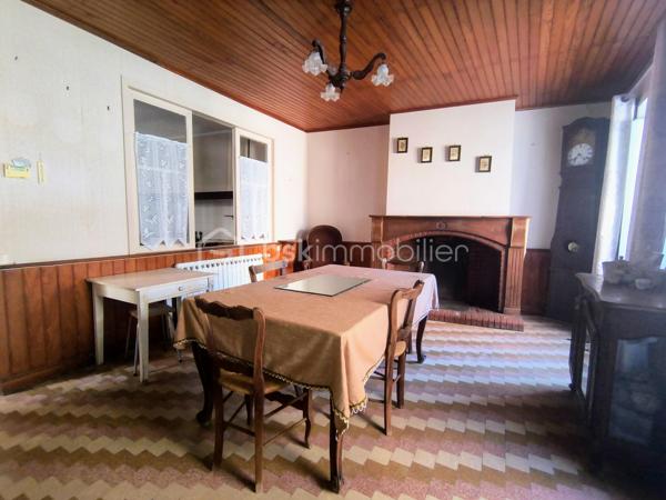 Au cœur du village de Saissac, niché dans le cadre verdoyant de la Montagne Noire, venez découvrir cette maison de village d'environ 105 m² et sa dépendance offrant un beau potentiel.

Élevée sur trois niveaux, la maison vous accueille au rez-de-chaussée avec une entrée, un séjour agrémenté d'une cheminée ouverte, ainsi qu'une cuisine.

Les étages proposent quatre chambres au total, dont une avec point d'eau, un bureau et une salle d'eau. Ses beaux volumes et sa configuration permettent d'imaginer différents projets selon vos envies.

Quelques travaux de rénovation seront nécessaires pour lui redonner tout son charme et la mettre à votre goût : électricité, chauffage, cuisine, salle d'eau et rafraîchissement général. Une belle opportunité de créer un lieu de vie qui vous ressemble !

Sa configuration offre également la possibilité d'envisager la création de deux logements indépendants, avec des entrées distinctes, ouvrant ainsi la voie à un projet locatif ou familial.

En face de la maison, une spacieuse remise d'environ 65 m² au sol, avec un étage, vient compléter l'ensemble. Vous bénéficierez également d'un abri couvert d'environ 23 m². Un véritable atout pour du stockage, un atelier ou tout autre projet selon vos besoins. L'ensemble est raccordé à l'eau, à l'électricité et au tout-à-l'égout.

Les atouts de ce bien :

​✔️Double vitrage sur la maison ;
​✔️Toitures récentes sur la maison et la remise ;
​✔️Quatre chambres et un bureau ;
​✔️Une remise spacieuse offrant de nombreuses possibilités ;
​✔️La possibilité de développer un projet locatif.

✨ Une maison pleine de potentiel, idéale pour les amateurs de rénovation souhaitant créer un lieu de vie à leur image ou développer un projet d'investissement, au cœur d'un village de caractère de la Montagne Noire.