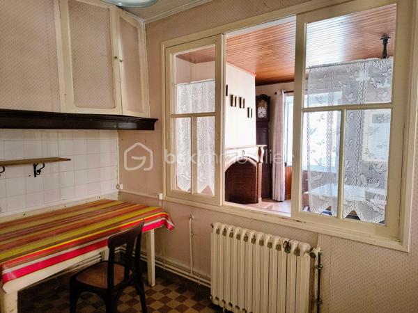Au cœur du village de Saissac, niché dans le cadre verdoyant de la Montagne Noire, venez découvrir cette maison de village d'environ 105 m² et sa dépendance offrant un beau potentiel.

Élevée sur trois niveaux, la maison vous accueille au rez-de-chaussée avec une entrée, un séjour agrémenté d'une cheminée ouverte, ainsi qu'une cuisine.

Les étages proposent quatre chambres au total, dont une avec point d'eau, un bureau et une salle d'eau. Ses beaux volumes et sa configuration permettent d'imaginer différents projets selon vos envies.

Quelques travaux de rénovation seront nécessaires pour lui redonner tout son charme et la mettre à votre goût : électricité, chauffage, cuisine, salle d'eau et rafraîchissement général. Une belle opportunité de créer un lieu de vie qui vous ressemble !

Sa configuration offre également la possibilité d'envisager la création de deux logements indépendants, avec des entrées distinctes, ouvrant ainsi la voie à un projet locatif ou familial.

En face de la maison, une spacieuse remise d'environ 65 m² au sol, avec un étage, vient compléter l'ensemble. Vous bénéficierez également d'un abri couvert d'environ 23 m². Un véritable atout pour du stockage, un atelier ou tout autre projet selon vos besoins. L'ensemble est raccordé à l'eau, à l'électricité et au tout-à-l'égout.

Les atouts de ce bien :

​✔️Double vitrage sur la maison ;
​✔️Toitures récentes sur la maison et la remise ;
​✔️Quatre chambres et un bureau ;
​✔️Une remise spacieuse offrant de nombreuses possibilités ;
​✔️La possibilité de développer un projet locatif.

✨ Une maison pleine de potentiel, idéale pour les amateurs de rénovation souhaitant créer un lieu de vie à leur image ou développer un projet d'investissement, au cœur d'un village de caractère de la Montagne Noire.