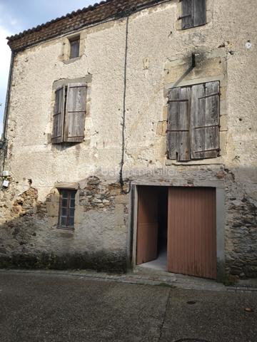 Au cœur du village de Saissac, niché dans le cadre verdoyant de la Montagne Noire, venez découvrir cette maison de village d'environ 105 m² et sa dépendance offrant un beau potentiel.

Élevée sur trois niveaux, la maison vous accueille au rez-de-chaussée avec une entrée, un séjour agrémenté d'une cheminée ouverte, ainsi qu'une cuisine.

Les étages proposent quatre chambres au total, dont une avec point d'eau, un bureau et une salle d'eau. Ses beaux volumes et sa configuration permettent d'imaginer différents projets selon vos envies.

Quelques travaux de rénovation seront nécessaires pour lui redonner tout son charme et la mettre à votre goût : électricité, chauffage, cuisine, salle d'eau et rafraîchissement général. Une belle opportunité de créer un lieu de vie qui vous ressemble !

Sa configuration offre également la possibilité d'envisager la création de deux logements indépendants, avec des entrées distinctes, ouvrant ainsi la voie à un projet locatif ou familial.

En face de la maison, une spacieuse remise d'environ 65 m² au sol, avec un étage, vient compléter l'ensemble. Vous bénéficierez également d'un abri couvert d'environ 23 m². Un véritable atout pour du stockage, un atelier ou tout autre projet selon vos besoins. L'ensemble est raccordé à l'eau, à l'électricité et au tout-à-l'égout.

Les atouts de ce bien :

​✔️Double vitrage sur la maison ;
​✔️Toitures récentes sur la maison et la remise ;
​✔️Quatre chambres et un bureau ;
​✔️Une remise spacieuse offrant de nombreuses possibilités ;
​✔️La possibilité de développer un projet locatif.

✨ Une maison pleine de potentiel, idéale pour les amateurs de rénovation souhaitant créer un lieu de vie à leur image ou développer un projet d'investissement, au cœur d'un village de caractère de la Montagne Noire.