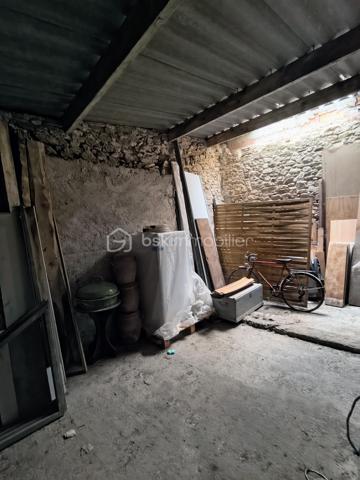 Au cœur du village de Saissac, niché dans le cadre verdoyant de la Montagne Noire, venez découvrir cette maison de village d'environ 105 m² et sa dépendance offrant un beau potentiel.

Élevée sur trois niveaux, la maison vous accueille au rez-de-chaussée avec une entrée, un séjour agrémenté d'une cheminée ouverte, ainsi qu'une cuisine.

Les étages proposent quatre chambres au total, dont une avec point d'eau, un bureau et une salle d'eau. Ses beaux volumes et sa configuration permettent d'imaginer différents projets selon vos envies.

Quelques travaux de rénovation seront nécessaires pour lui redonner tout son charme et la mettre à votre goût : électricité, chauffage, cuisine, salle d'eau et rafraîchissement général. Une belle opportunité de créer un lieu de vie qui vous ressemble !

Sa configuration offre également la possibilité d'envisager la création de deux logements indépendants, avec des entrées distinctes, ouvrant ainsi la voie à un projet locatif ou familial.

En face de la maison, une spacieuse remise d'environ 65 m² au sol, avec un étage, vient compléter l'ensemble. Vous bénéficierez également d'un abri couvert d'environ 23 m². Un véritable atout pour du stockage, un atelier ou tout autre projet selon vos besoins. L'ensemble est raccordé à l'eau, à l'électricité et au tout-à-l'égout.

Les atouts de ce bien :

​✔️Double vitrage sur la maison ;
​✔️Toitures récentes sur la maison et la remise ;
​✔️Quatre chambres et un bureau ;
​✔️Une remise spacieuse offrant de nombreuses possibilités ;
​✔️La possibilité de développer un projet locatif.

✨ Une maison pleine de potentiel, idéale pour les amateurs de rénovation souhaitant créer un lieu de vie à leur image ou développer un projet d'investissement, au cœur d'un village de caractère de la Montagne Noire.
