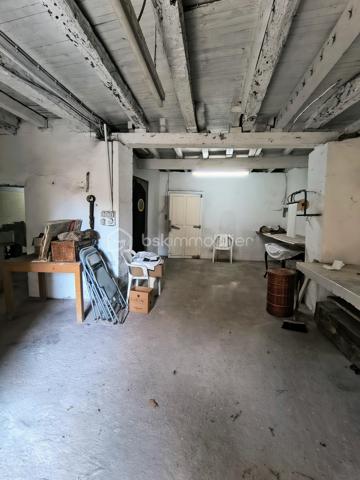 Au cœur du village de Saissac, niché dans le cadre verdoyant de la Montagne Noire, venez découvrir cette maison de village d'environ 105 m² et sa dépendance offrant un beau potentiel.

Élevée sur trois niveaux, la maison vous accueille au rez-de-chaussée avec une entrée, un séjour agrémenté d'une cheminée ouverte, ainsi qu'une cuisine.

Les étages proposent quatre chambres au total, dont une avec point d'eau, un bureau et une salle d'eau. Ses beaux volumes et sa configuration permettent d'imaginer différents projets selon vos envies.

Quelques travaux de rénovation seront nécessaires pour lui redonner tout son charme et la mettre à votre goût : électricité, chauffage, cuisine, salle d'eau et rafraîchissement général. Une belle opportunité de créer un lieu de vie qui vous ressemble !

Sa configuration offre également la possibilité d'envisager la création de deux logements indépendants, avec des entrées distinctes, ouvrant ainsi la voie à un projet locatif ou familial.

En face de la maison, une spacieuse remise d'environ 65 m² au sol, avec un étage, vient compléter l'ensemble. Vous bénéficierez également d'un abri couvert d'environ 23 m². Un véritable atout pour du stockage, un atelier ou tout autre projet selon vos besoins. L'ensemble est raccordé à l'eau, à l'électricité et au tout-à-l'égout.

Les atouts de ce bien :

​✔️Double vitrage sur la maison ;
​✔️Toitures récentes sur la maison et la remise ;
​✔️Quatre chambres et un bureau ;
​✔️Une remise spacieuse offrant de nombreuses possibilités ;
​✔️La possibilité de développer un projet locatif.

✨ Une maison pleine de potentiel, idéale pour les amateurs de rénovation souhaitant créer un lieu de vie à leur image ou développer un projet d'investissement, au cœur d'un village de caractère de la Montagne Noire.