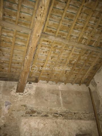 Au cœur du village de Saissac, niché dans le cadre verdoyant de la Montagne Noire, venez découvrir cette maison de village d'environ 105 m² et sa dépendance offrant un beau potentiel.

Élevée sur trois niveaux, la maison vous accueille au rez-de-chaussée avec une entrée, un séjour agrémenté d'une cheminée ouverte, ainsi qu'une cuisine.

Les étages proposent quatre chambres au total, dont une avec point d'eau, un bureau et une salle d'eau. Ses beaux volumes et sa configuration permettent d'imaginer différents projets selon vos envies.

Quelques travaux de rénovation seront nécessaires pour lui redonner tout son charme et la mettre à votre goût : électricité, chauffage, cuisine, salle d'eau et rafraîchissement général. Une belle opportunité de créer un lieu de vie qui vous ressemble !

Sa configuration offre également la possibilité d'envisager la création de deux logements indépendants, avec des entrées distinctes, ouvrant ainsi la voie à un projet locatif ou familial.

En face de la maison, une spacieuse remise d'environ 65 m² au sol, avec un étage, vient compléter l'ensemble. Vous bénéficierez également d'un abri couvert d'environ 23 m². Un véritable atout pour du stockage, un atelier ou tout autre projet selon vos besoins. L'ensemble est raccordé à l'eau, à l'électricité et au tout-à-l'égout.

Les atouts de ce bien :

​✔️Double vitrage sur la maison ;
​✔️Toitures récentes sur la maison et la remise ;
​✔️Quatre chambres et un bureau ;
​✔️Une remise spacieuse offrant de nombreuses possibilités ;
​✔️La possibilité de développer un projet locatif.

✨ Une maison pleine de potentiel, idéale pour les amateurs de rénovation souhaitant créer un lieu de vie à leur image ou développer un projet d'investissement, au cœur d'un village de caractère de la Montagne Noire.