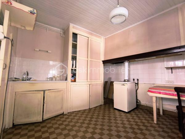 Au cœur du village de Saissac, niché dans le cadre verdoyant de la Montagne Noire, venez découvrir cette maison de village d'environ 105 m² et sa dépendance offrant un beau potentiel.

Élevée sur trois niveaux, la maison vous accueille au rez-de-chaussée avec une entrée, un séjour agrémenté d'une cheminée ouverte, ainsi qu'une cuisine.

Les étages proposent quatre chambres au total, dont une avec point d'eau, un bureau et une salle d'eau. Ses beaux volumes et sa configuration permettent d'imaginer différents projets selon vos envies.

Quelques travaux de rénovation seront nécessaires pour lui redonner tout son charme et la mettre à votre goût : électricité, chauffage, cuisine, salle d'eau et rafraîchissement général. Une belle opportunité de créer un lieu de vie qui vous ressemble !

Sa configuration offre également la possibilité d'envisager la création de deux logements indépendants, avec des entrées distinctes, ouvrant ainsi la voie à un projet locatif ou familial.

En face de la maison, une spacieuse remise d'environ 65 m² au sol, avec un étage, vient compléter l'ensemble. Vous bénéficierez également d'un abri couvert d'environ 23 m². Un véritable atout pour du stockage, un atelier ou tout autre projet selon vos besoins. L'ensemble est raccordé à l'eau, à l'électricité et au tout-à-l'égout.

Les atouts de ce bien :

​✔️Double vitrage sur la maison ;
​✔️Toitures récentes sur la maison et la remise ;
​✔️Quatre chambres et un bureau ;
​✔️Une remise spacieuse offrant de nombreuses possibilités ;
​✔️La possibilité de développer un projet locatif.

✨ Une maison pleine de potentiel, idéale pour les amateurs de rénovation souhaitant créer un lieu de vie à leur image ou développer un projet d'investissement, au cœur d'un village de caractère de la Montagne Noire.